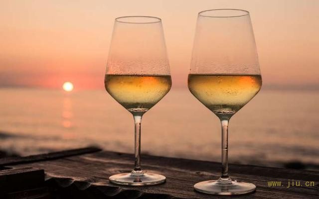 如何长期储存白葡萄酒？
