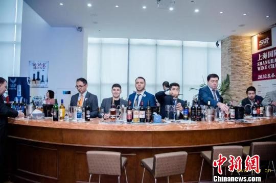 阿塞拜疆15个酒庄带来自己的酒参加仪式。 供图 摄