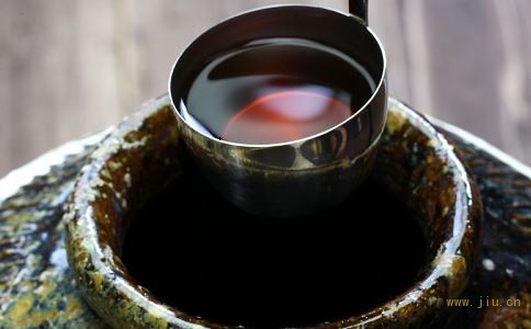 农民藏2000斤酒12年 酒是不是放的越久越好 女儿红保质期