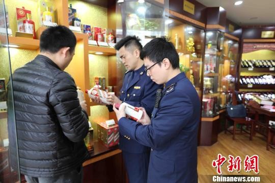 上海市场监管部门检查茅台酒市场。供图